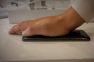 Bu telefonun ekranına sakın bastırmayın!