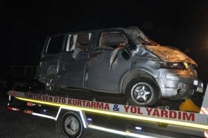 Midib&uuml;s takla attı: 1 &ouml;l&uuml;, 4 yaralı