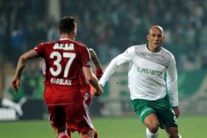 Fernando taraftarın g&ouml;z&uuml;ne girdi
