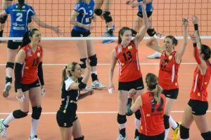 VakıfBank zirveyi bırakmıyor
