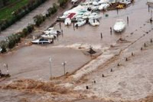Fransa'da sel alarmı: 2 &ouml;l&uuml;