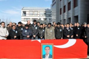 Adliyenin g&uuml;len y&uuml;z&uuml; soldu