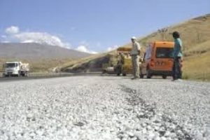 Hızlı tren inşaatında kamyon devrildi