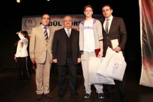 Bursalı milli y&uuml;z&uuml;c&uuml; &ouml;d&uuml;lleri teker teker topluyor