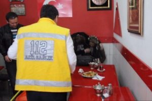 3 g&uuml;nd&uuml;r bir şey yemedim dedi bayıldı