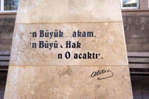 Atat&uuml;rk'&uuml;n anısına b&uuml;y&uuml;k saygısılık