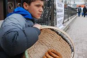 Annesine bakmak i&ccedil;in simit satıyor