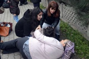 Acısını unutup kızını teselli etti