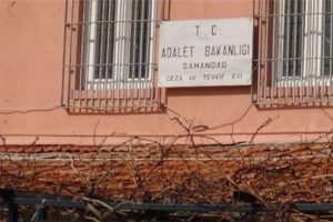 H&uuml;k&uuml;ml&uuml;lerin firar ederken d&ouml;vd&uuml;ğ&uuml; gardiyan &ouml;ld&uuml;
