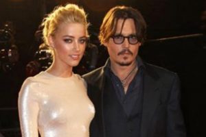 Johnny Deep Amber'i hediyeye boğuyor