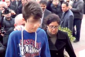 13 yaşındaki &ccedil;ocuğa "yola yazı yazdın" yargılaması