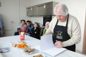 G&ouml;rme engellilere yemek kitabı