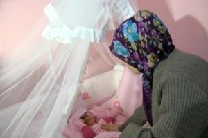 K&uuml;vezde unutulan bebek &ouml;l&uuml;mden d&ouml;nd&uuml;