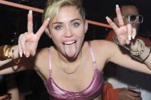 Miley bu kez MTV'ye soyundu