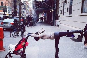Bebeğiyle yol ortasında yoga