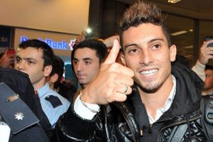 Cimbom Alex Telles'i borsaya bildirdi