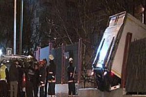Kamyon Evlendirme Dairesi'ne girdi!