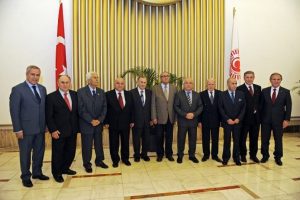 Eski mevkidaşlarına yemek verdi