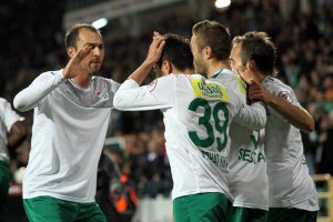 Timsah g&uuml;le oynaya "ES"ti:4-1