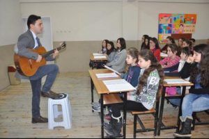 Bu &ouml;ğrenciler 12 dilde şarkı s&ouml;yl&uuml;yor