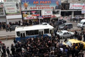 BDP'lilerden AK Parti'lilere taşlı saldırı