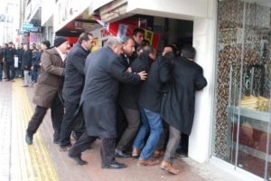 Ak Parti adayına taşlı saldırı