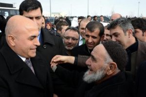 Şehre at sırtında girdi