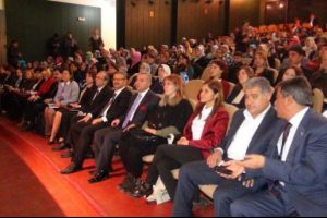 "Kadınlar siyaset i&ccedil;in istekli olmalı"