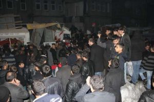 &Ccedil;atıdan buz d&uuml;şt&uuml;: 2 yaralı