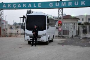 Ak&ccedil;akale G&uuml;mr&uuml;k Kapısı'nda bekleyiş s&uuml;r&uuml;yor