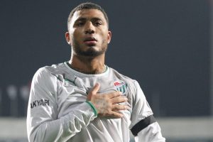 Bursaspor taraftarı Kazım'ı bağrına bastı!