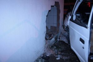 Minib&uuml;s &ccedil;ay ocağına daldı