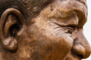 Mandela'nın kulağından bakın ne &ccedil;ıktı !