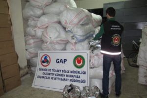 G&uuml;mr&uuml;k ekiplerinden ka&ccedil;ak &ccedil;ay operasyonu