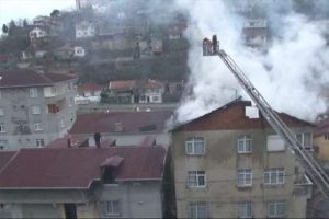Bah&ccedil;e sulamıyor, hortumla alevlere m&uuml;dahale