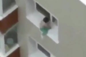 Bebeğin &ouml;l&uuml;m oyunu!