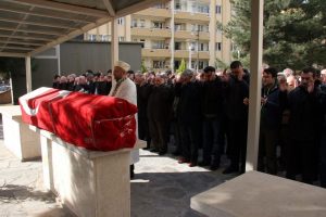 G&ouml;zyaşları ile son yolculuğuna uğurlandı