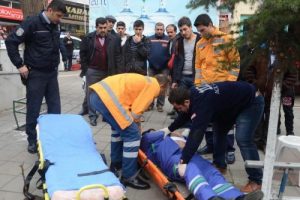 Geri manevra yaparken temizlik iş&ccedil;isine &ccedil;arptı