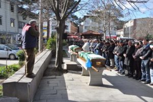 Onun işi cenazeleri takip etmek
