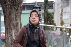 A&ccedil;lıktan bayılan kadın yardımları kabul etmiyor