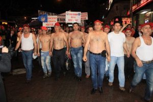 Bursa'da sağanak yağmur altında yarı &ccedil;ıplak eylem