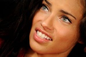 İşte Adriana Lima'nın takip ettiği tek T&uuml;rk