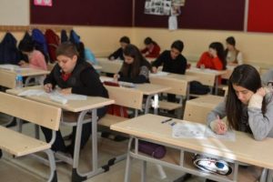 Kriz s&uuml;r&uuml;yor... 100 &ouml;ğrenci itiraz etti