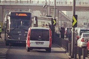 Metrob&uuml;s E-5'e daldı trafik fel&ccedil;