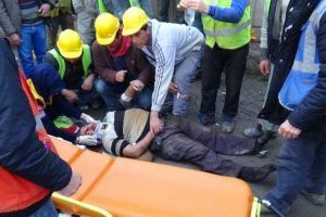 İş&ccedil;ilere otomobil &ccedil;arptı:1 &ouml;l&uuml;, 3 yaralı