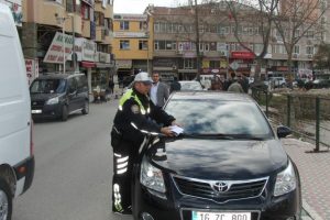 Emniyet hatalı park yapan s&uuml;r&uuml;c&uuml;lere g&ouml;z a&ccedil;tırmıyor