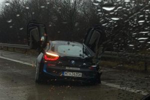 BMW i8 test s&uuml;r&uuml;ş&uuml;nde parampar&ccedil;a!
