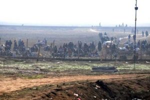 Sınıra y&uuml;zlerce Suriyeli dayandı