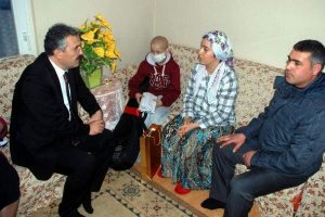 Vali hasta &ouml;ğrencilerin karnesini evlerine g&ouml;t&uuml;rd&uuml;
