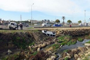 G&uuml;neş g&ouml;z&uuml;n&uuml; alınca otomobiliyle kanala d&uuml;şt&uuml;